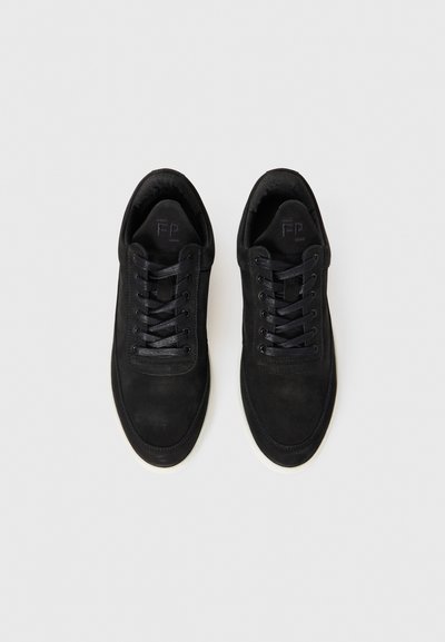 Mustad mustad nahast must-sneakerid, tonaliste paeltega, ümarate varvastega, pehmendatud kaelusega ja valge kummitaldaga. Logo reljeefselt keele peal.