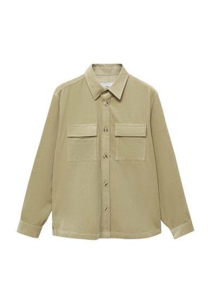 Camicia di velluto a coste beige chiaro con maniche lunghe, colletto, due taschini sul petto e chiusura con bottoni frontale. Tessuto texture.