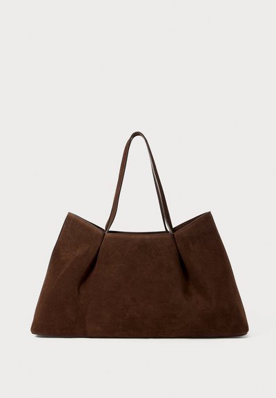 Bruine suède tote bag met twee schouderbanden, een ruime rechthoekige vorm en een minimalistisch ontwerp. Zachte textuur met een gladde afwerking.