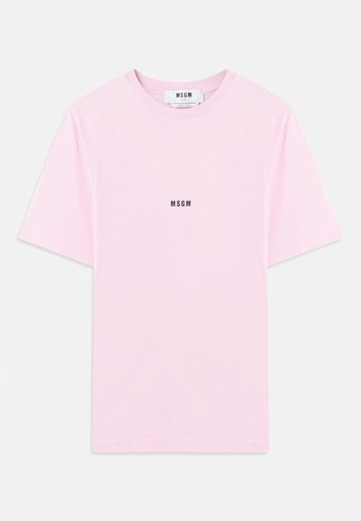 Světle růžové bavlněné tričko s kulatým výstřihem a krátkým rukávem. Uprostřed hrudi je černý logo potisk. Hladká textilie.