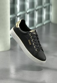 Guess BECKIE - Trainers - schwarz