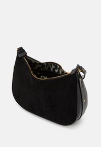 Schwarze Wildleder-Schultertasche mit strukturierter Oberfläche, goldener Reißverschluss und gemustertem Innenraum. Verfügt über einen einzelnen, verstellbaren Riemen.