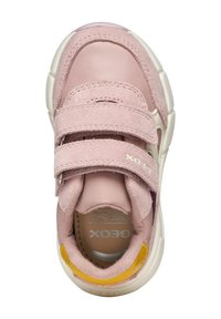Baskets roses avec un dessus en daim et synthétique, dotées de doubles bandes velcro. Bout rond, col rembourré et accent jaune sur le talon.