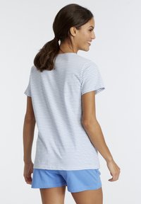 Gestreiftes kurzärmeliges T-Shirt in Hellblau und Weiß. Weicher Baumwollstoff, Rundhalsausschnitt, Rückansicht mit lässiger Passform und minimalen Nähten.