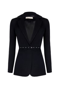 Blazer nero su misura con rever a punta, chiusura a un bottone e vita con cintura dotata di finiture in argento. Texture liscia in tutto il capo.