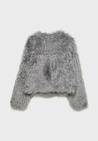 Šedý falošný kožuch, skrátený sveter s dlhými rukávmi, textúrovaný povrch a voľný strih. Žiadne viditeľné uzávery ani ozdoby.