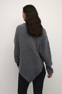 Grauer gestrickter Pullover mit diagonaler Struktur, langen Ärmeln und asymmetrischem Saum, von hinten an einem Modell gezeigt.