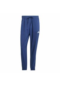 Pantalones deportivos azul marino con cintura ajustable, piernas entalladas y acentos en blanco con el logo. Fabricados con material ligero y suave.