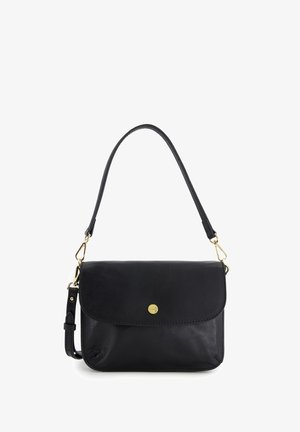 Schwarze Ledertasche mit einem runden Klappenverschluss, goldfarbener Druckknopfverschlus, abnehmbarem Trageriemen und goldfarbenen Hardwaredetails.