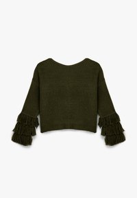 Olivgrüner, verkürzter Pullover mit weitem Ausschnitt, strukturiertem Strickkörper und fransigen Akzenten an den Dreiviertelärmeln.