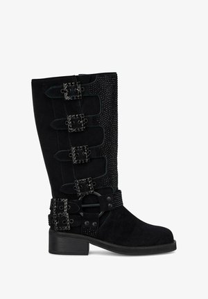Czarne zamszowe botki do kolan z wieloma dekoracyjnymi klamrami i ćwiekami na górze, z podwyższoną piętą.