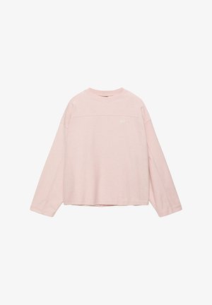 Világos rózsaszín hosszú ujjú, kerek nyakú pulóver kis, visszafogott logóval a felső mellrészen, fehér háttéren laposan elhelyezve.