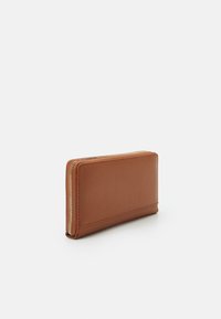 Braune strukturierte Lederbörse mit einem goldenen Reißverschluss. Schlankes rechteckiges Design, glatte Oberfläche, mit einem einzigen Reißverschluss entlang einer Seite.