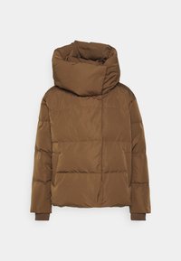 Chaqueta acolchada marrón con un amplio cuello y capucha; presenta costuras horizontales y puños acanalados. Textura de tela sintética suave.