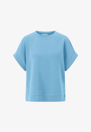 Lichtblauwe sweatshirt met korte mouwen, een ronde hals, opgerolde manchetten en een rechte zoom, op een witte achtergrond.