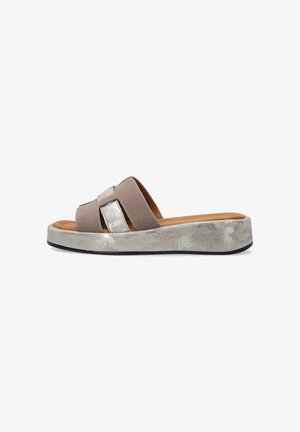 Beige og sølv slip-on sandal med brede stropper, polstret fodseng og let forhøjet sål med subtilt metallisk mønster.