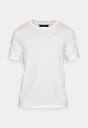 Weißes T-Shirt mit kurzen Ärmeln aus weichem Stoff. Hat einen runden Halsausschnitt und ein dezentes Branding-Detail auf der Mitte der Vorderseite.