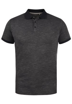 Polo shirt gris foncé avec un tissu texturé, col noir uni, patte de boutonnage à trois boutons et bord noir sur les manches.