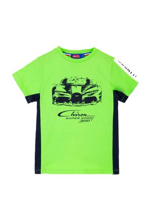 T-shirt verde in cotone con grafica nera di un'auto e la scritta "Chiron Super Sport 300+". I lati blu navy aggiungono contrasto. Maniche corte.