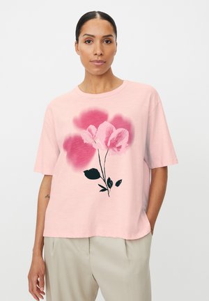 Różowy bawełniany t-shirt z krótkimi rękawami, zdobiony kwiatowym wzorem w odcieniach różu i czerni. Luźny krój z okrągłym dekoltem i gładką fakturą.