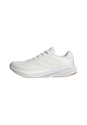 Scarpa da ginnastica bianca con una tomaia in mesh traspirante, suola testurizzata, colletto imbottito e un design tre strisce tonali lungo il lato.