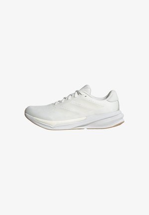Chaussure de sport blanche avec une tige en mesh respirant, semelle texturée, col rembourré et design ton sur ton à trois rayures sur le côté.