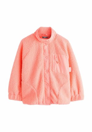 Broskvový fleecový kabát s vysokým límcem, zapínáním na druky, elastickými manžetami a levým kapesníkem na hrudi s kontrastní látkou.