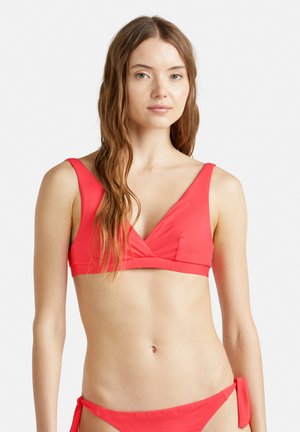 Top bikini corallo con scollatura profonda, spalline larghe e texture morbida. Il design presenta uno stile avvolgente e bordi senza cuciture.