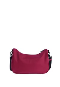 Bolso de hombro fucsia hecho de material sintético suave. Presenta una forma curvada, cierre de cremallera y correa para el hombro desmontable.