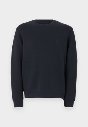 Ciemnogranatowa bluza z okrągłym dekoltem i długimi rękawami, z małym haftowanym logo na lewej piersi, prezentowana na białym tle.