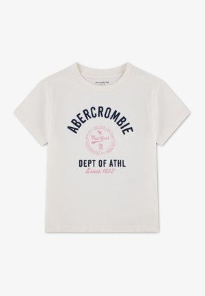 Λευκό παιδικό T-shirt με κοντό μανίκι, με κείμενο σε ναυτικό μπλε και ροζ χρώμα που γράφει Abercrombie, Dept of Athl, και Since 1892, μαζί με κυκλικό έμβλημα της Νέας Υόρκης.
