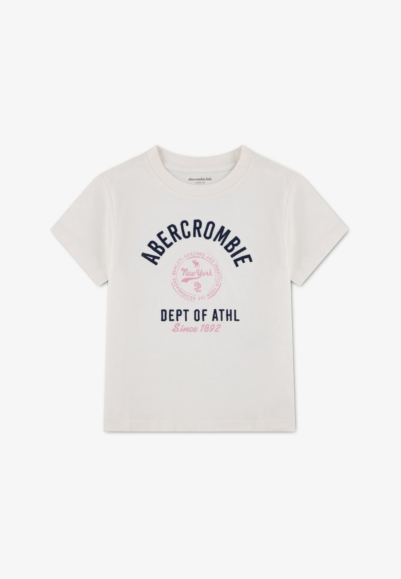 Λευκό παιδικό T-shirt με κοντό μανίκι, με κείμενο σε ναυτικό μπλε και ροζ χρώμα που γράφει Abercrombie, Dept of Athl, και Since 1892, μαζί με κυκλικό έμβλημα της Νέας Υόρκης.
