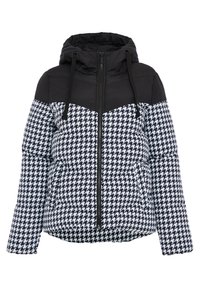 Sort og hvid pufferjakke med hætte, der har et houndstooth-mønster på den nederste del og en ensfarvet sort øverste del. Lynlåslukning foran.