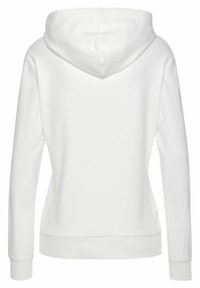 Sweat à capuche blanc, tissu doux, manches longues, poignets et ourlet côtelés, capuche centrée à l'arrière, texture lisse, design minimaliste.