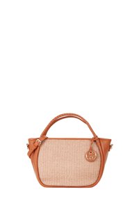 Tan leren handtas met een geweven beige voorkant, ronde vorm, korte handgreep en afneembare schouderriem. Voorzien van een logo charm.