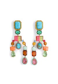 Orecchini a chandelier colorati con diverse gemme: turchese, rosa, verde e ambra, accentuati da metallo dorato e dettagli intricati.