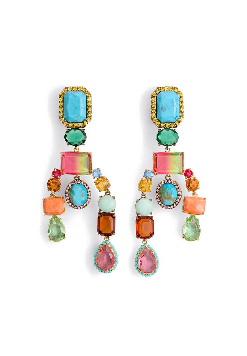 Orecchini a chandelier colorati con diverse gemme: turchese, rosa, verde e ambra, accentuati da metallo dorato e dettagli intricati.