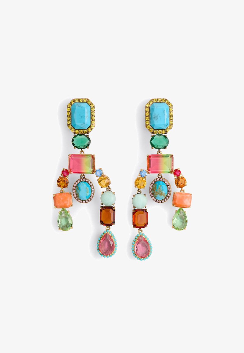 Orecchini a chandelier colorati con diverse gemme: turchese, rosa, verde e ambra, accentuati da metallo dorato e dettagli intricati.