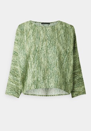 Blusa verde con un escote redondo, mangas largas y un patrón texturizado que presenta diferentes tonos de verde y puntos blancos.