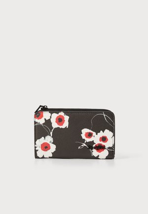 Portefeuille en cuir noir avec un motif floral comprenant des fleurs rouges et blanches. Comprend une fermeture éclair et un détail de logo en relief.