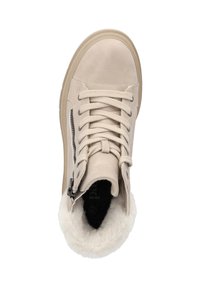 Beige suède hoge sneakers met vetersluiting aan de voorkant, zijrits en een zachte witte fleece voering rond de enkel. Rubberen zool.