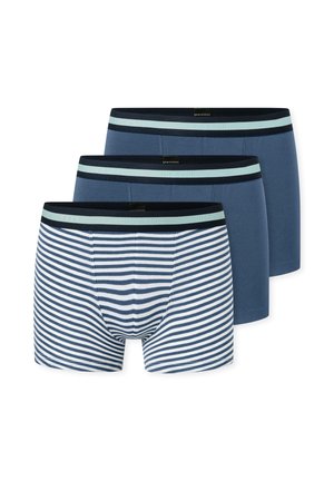 Drei Herren-Boxershorts gestapelt, zwei einfarbig blau und eine blau mit weißen horizontalen Streifen, alle mit dunklen Bund und hellblauer Verzierungsnaht.