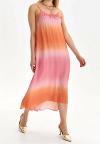 Maxi-jurk van lichte stof met een verloopontwerp in roze, oranje en witte tinten. Spaghettibandjes en een vloeiende silhouet.