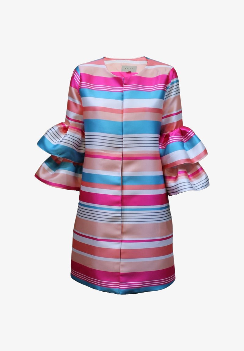 Vestido a rayas colorido hecho de satén. Presenta mangas anchas de campana, un escote redondo y un corte recto. Los colores dominantes son el rosa y el azul.