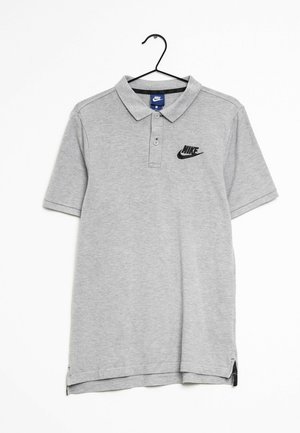 Polo gris de mezcla de algodón con mangas cortas, cuello, tres botones y logo negro de Nike en el pecho; aberturas laterales en el dobladillo.