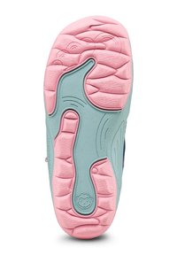 Semelle de chaussure pour enfant avec une bande de roulement en caoutchouc rose et bleu clair, présentant une surface texturée et un petit logo de visage de singe près du talon.