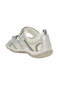 Infradito sportivo argento con un mix di materiali metallici e testurizzati, design aperto, cinturino in velcro e suola in gomma testurizzata.