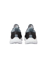 Zapatos deportivos en negro y gris con una parte superior texturizada, tabiques en el talón que proporcionan soporte y una suela blanca acolchada con un patrón.