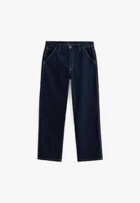Pantalones vaqueros de mezclilla de color azul oscuro con corte recto, que cuentan con cinco bolsillos y costuras en blanco que contrastan a lo largo de las costuras y los bolsillos.