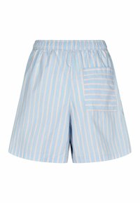 Lyseblå shorts lavet af glat stof med hvide og pink lodrette striber, med en elastisk talje og en baglomme.